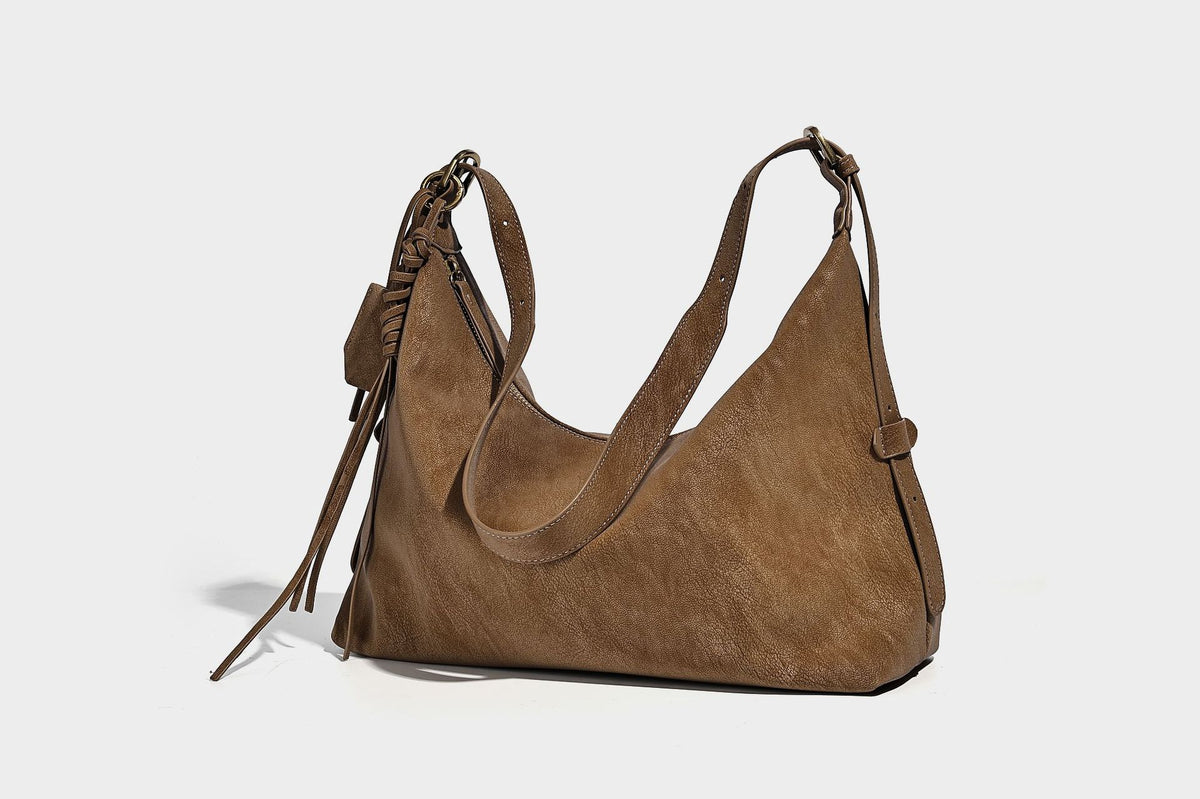 Lässige Hobo-Schultertasche mit matter Oberfläche, Quastenbesatz und goldfarbenen Metallelementen, Detailansicht 19