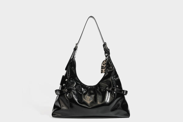 Glänzende dunkelbraune, lässig geschnittene Hobo-Schultertasche mit Riemendetail mit silberfarbenen Ösen, Reißverschlussfach auf der Vorderseite und Herz mit Leopardenmuster