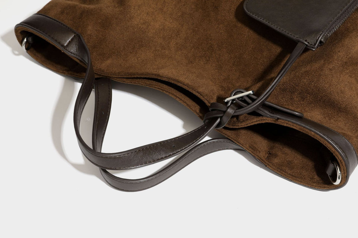 Große, weich fallende Tote aus Wildlederoptik in warmem Braun mit dunklen glatten Besätzen, zwei Tragegriffen, abnehmbarem Reißverschluss-Etui und, Detail