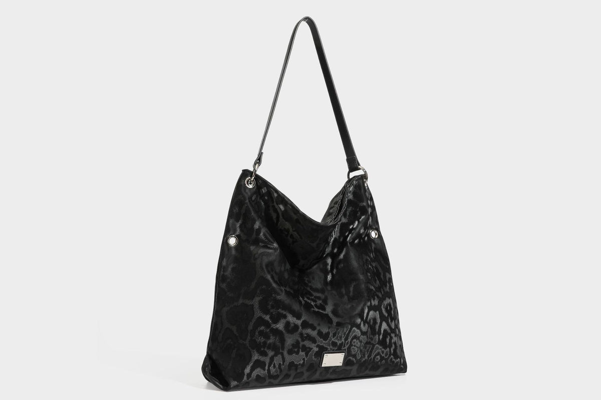 Locker fallende Hobo-Schultertasche mit Leopardenprint, glänzender Satinoptik, silberfarbenen Ringdetails und schmalem Schulterriemen