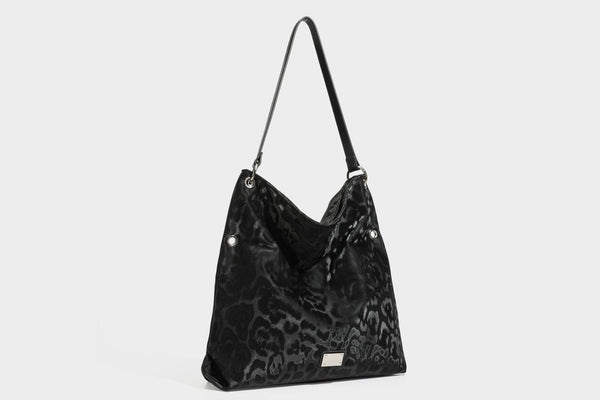 Locker fallende Hobo-Schultertasche mit Leopardenprint, glänzender Satinoptik, silberfarbenen Ringdetails und schmalem Schulterriemen