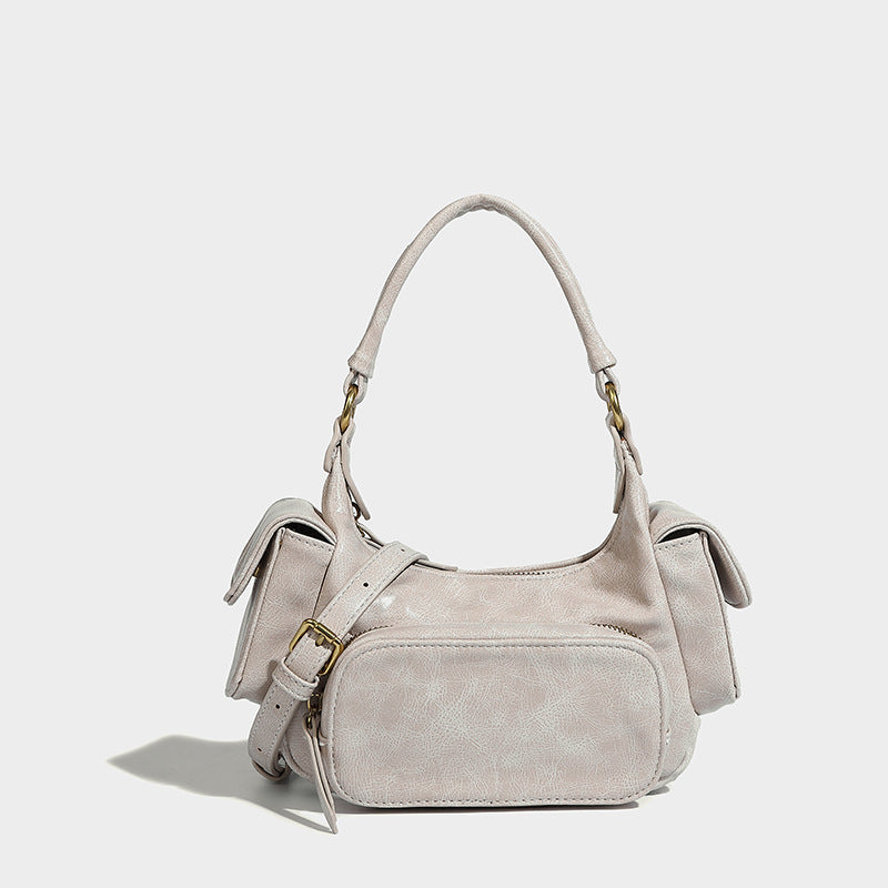 Lässig fallende Schultertasche mit mehreren Fächern in Lederoptik, Used-Finish, vorderer Reißverschlusstasche, seitlichen Pattentaschen und goldfarbenen