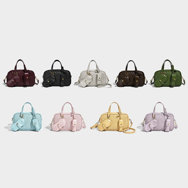 Strukturierte Boston-Tasche mit gewebter Optik, glattem Besatz in Lederoptik, zwei oberen Tragegriffen, abnehmbarer Mini-Druckknopftasche sowie Detail