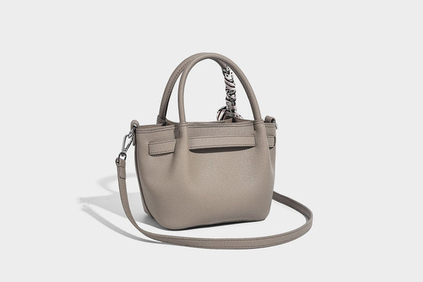 Kleine strukturierte Henkeltasche mit genarbter Oberfläche in Taupe, zwei Tragegriffen, bedrucktem Schalband, Drehverschluss an der Vorderseite und, Detail