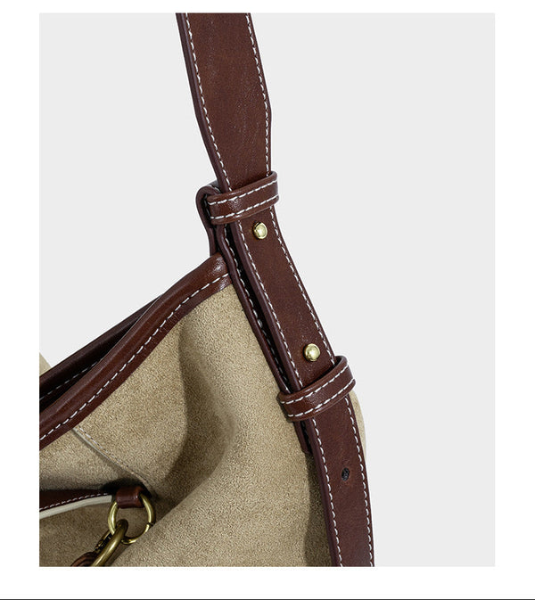 Lässig fallende Hobo-Schultertasche in Khaki aus mattem Material in Wildlederoptik mit dunkelbraunem Besatz in Lederoptik, Quastenanhänger mit Perlen und seitlicher Klappe, Detailansicht