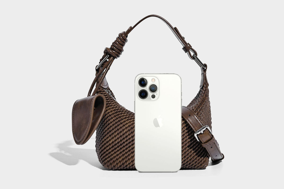 Hobo-Schultertasche in Halbmondform mit Webstruktur, geknotetem Tragegriff, befestigter kleiner Tasche mit Überschlag und verstellbarem Riemen in warmem