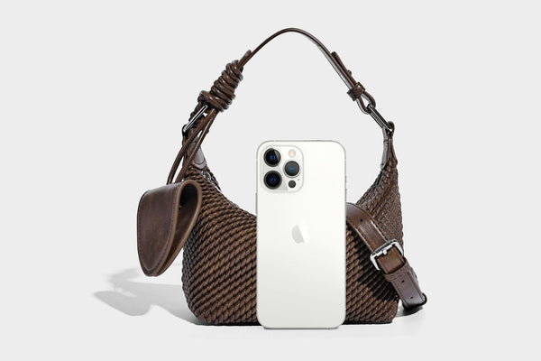 Hobo-Schultertasche in Halbmondform mit Webstruktur, geknotetem Tragegriff, befestigter kleiner Tasche mit Überschlag und verstellbarem Riemen in warmem