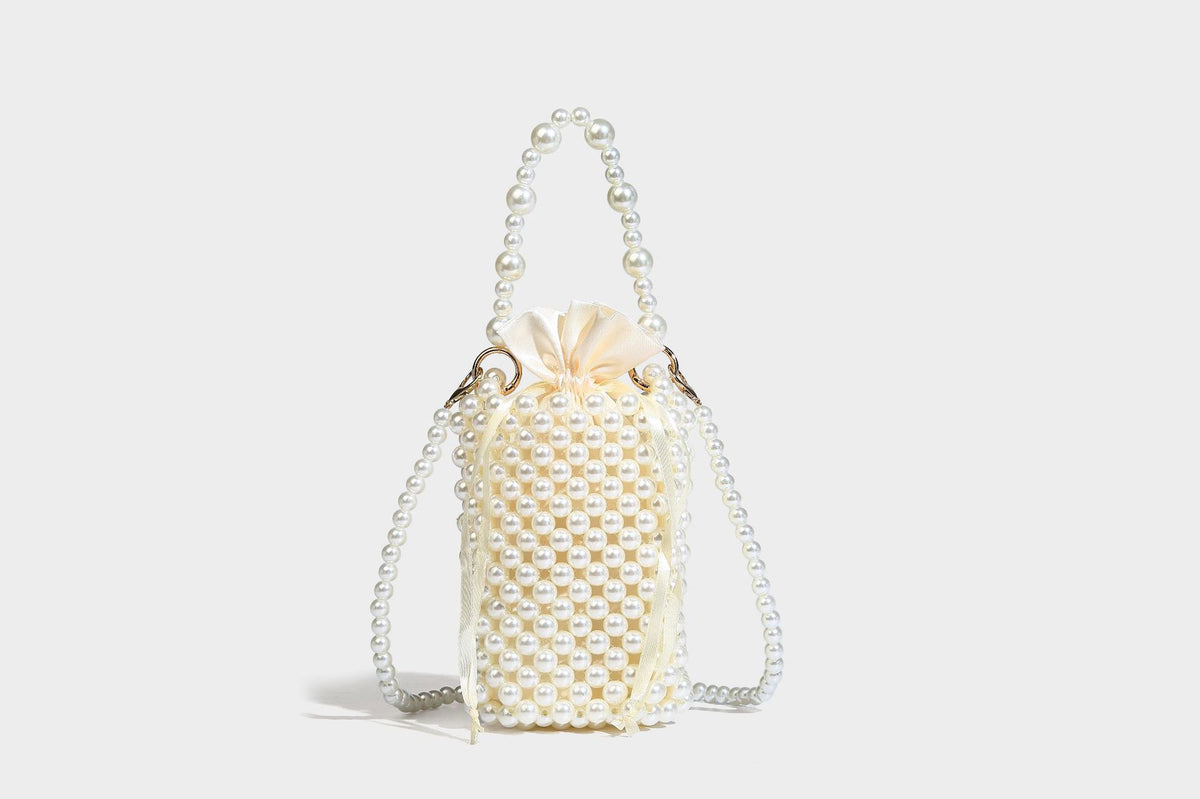 Mini-Bucket-Bag in zylindrischer Form, mit metallisch silberfarbenen Perlen besetzt, geflochtenem Tragegriff und Ketten-Schulterriemen, Detailansicht 13