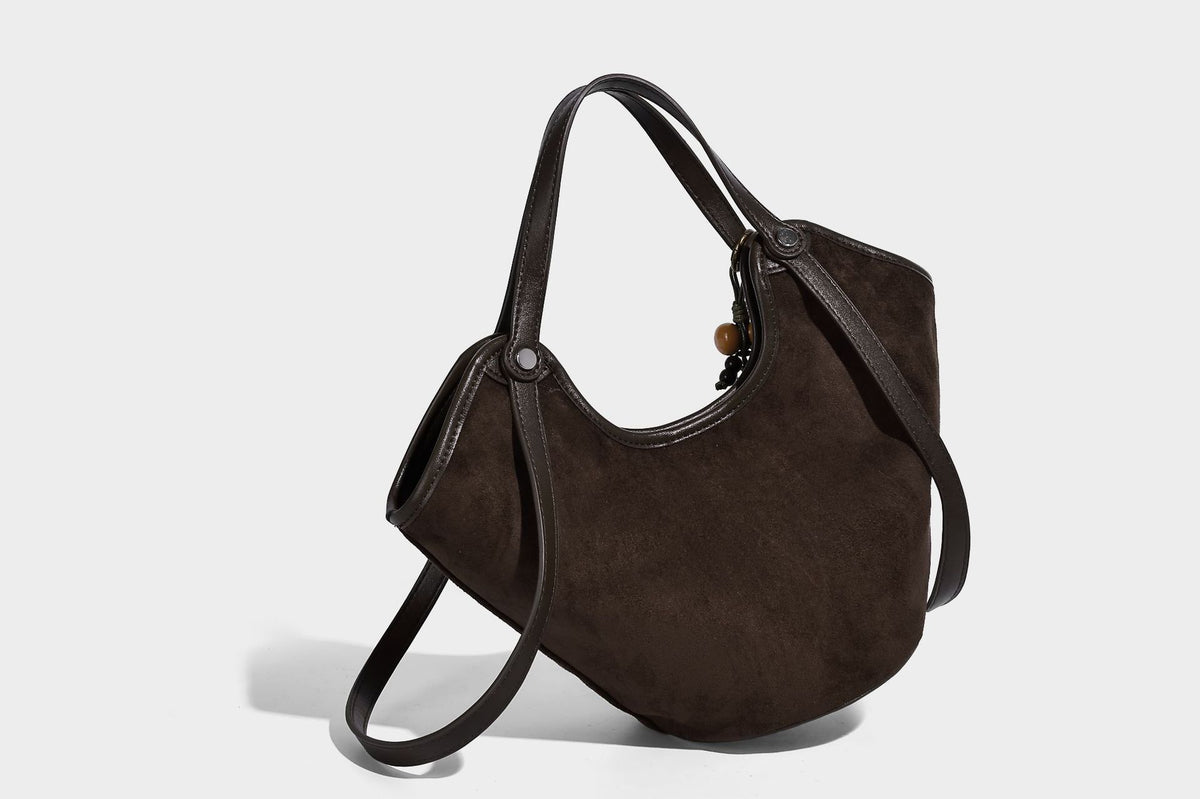 Dunkelbraune Hobo-Schultertasche mit matter Velourslederoptik, geschwungener Silhouette mit offenem oberen Abschluss, zwei Schulterriemen und abnehmbarem