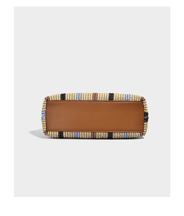 Weich fallender Hobo-Shopper aus gestreiftem Webmaterial in Camel mit mehrfarbigen Streifen und braunem Besatz in Lederoptik, mit abnehmbarem Reißverschluss abgebildet