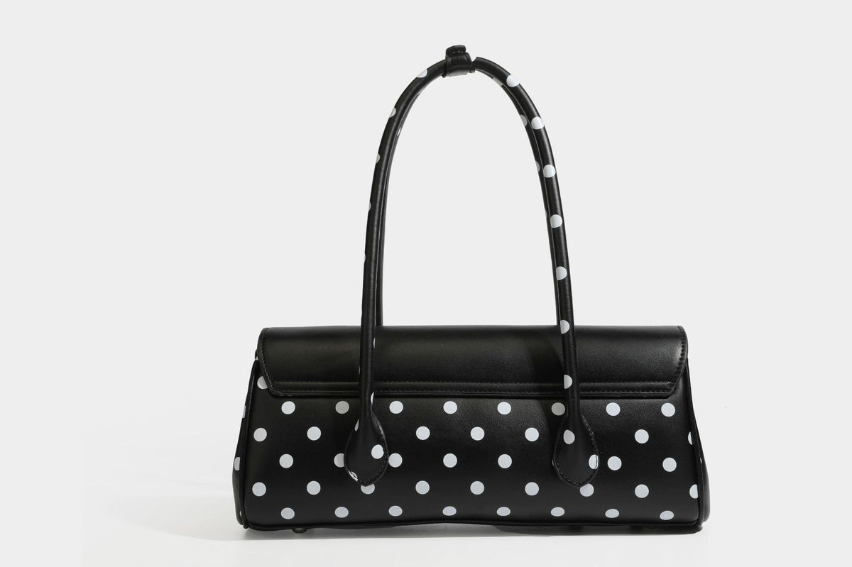 Strukturierte Baguette-Tasche mit Polka-Dot-Muster, glänzender Lederoptik, zwei Tragegriffen, silberfarbener Drehverschlussklappe und