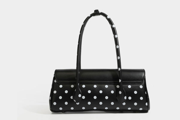 Strukturierte Baguette-Tasche mit Polka-Dot-Muster, glänzender Lederoptik, zwei Tragegriffen, silberfarbener Drehverschlussklappe und