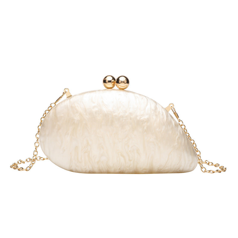 Ovale Hartschalen-Clutch mit marmorierter Perlmuttschimmer-Oberfläche, doppeltem Kugelverschluss in Goldoptik und Kettenriemen in Goldoptik, Detailansicht