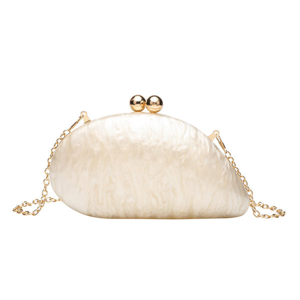Ovale Hartschalen-Clutch mit marmorierter Perlmuttschimmer-Oberfläche, doppeltem Kugelverschluss in Goldoptik und Kettenriemen in Goldoptik, Detailansicht