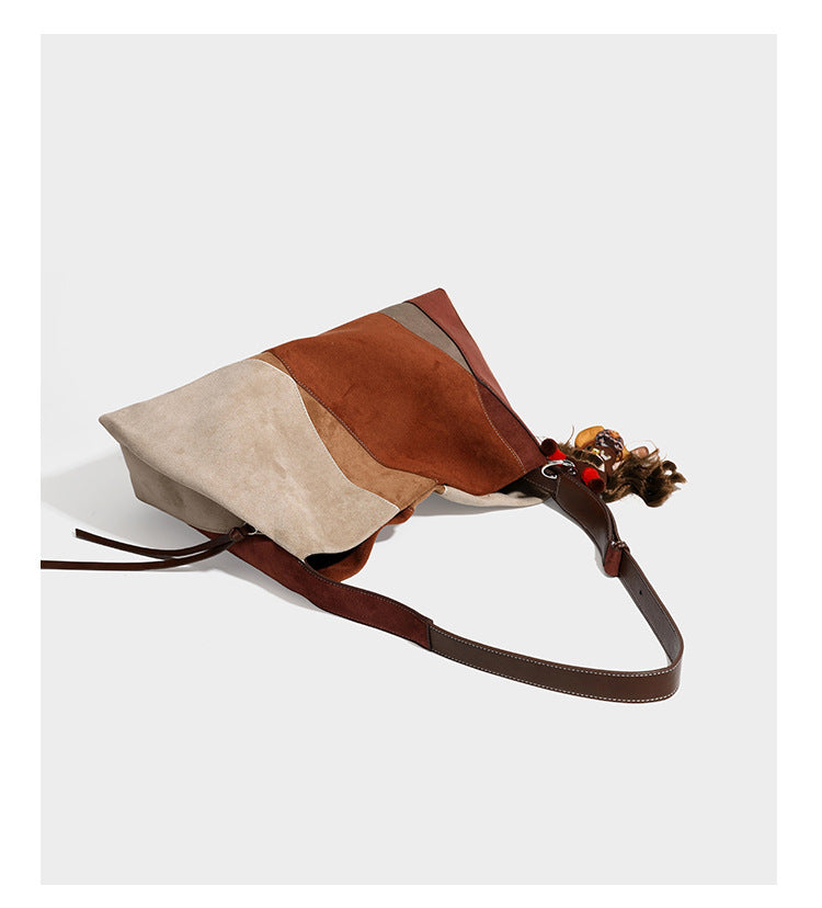 Weich fallende Patchwork-Tote in Braun, Rost, Camel und Beige mit Partien in Velourslederoptik, Besatz in Lederoptik und verstellbarem Schulterriemen