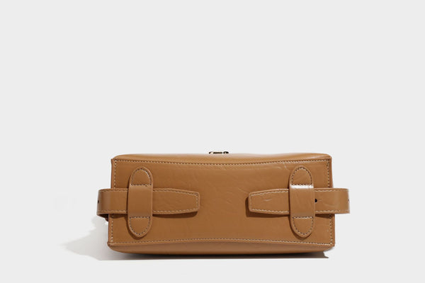 Lässig fallende Hobo-Schultertasche mit offenem Oberteil aus glänzender, karamellbrauner Lederoptik, mit Logo-Beschlägen in Goldoptik und langem, verstellbarem