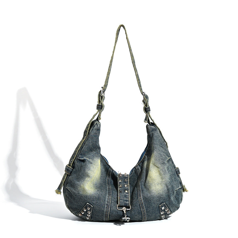 Hobo-Bag aus Denim mit Used-Effekt, Pyramiden-Nieten und verstellbarem Schulterriemen, Detailansicht 5