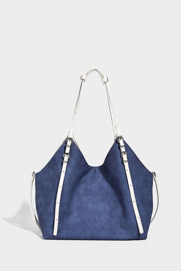 Große, weich fallende Schulter-Tote-Bag aus Canvas in Denim-Optik mit weißen Riemen in Lederoptik, silberfarbenen Schnallenbeschlägen und hängendem