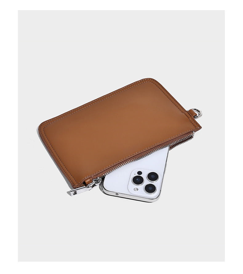 Weich fallender Hobo-Shopper aus gestreiftem Webmaterial in Camel mit mehrfarbigen Streifen und braunem Besatz in Lederoptik, mit abnehmbarem Reißverschluss abgebildet