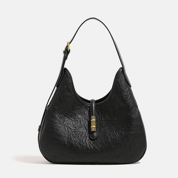 Weich fallende, tropfenförmige Schultertasche mit geknautschter lederähnlicher Oberfläche, goldfarbenem Riegelverschluss und verstellbarem Riemen, Vorderansicht