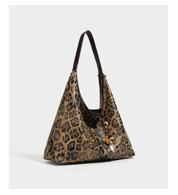 Weich fallende Hobo-Tote-Bag mit Leopardenmuster in Beige und Braun, dunkelbraunem Riemen in Lederoptik und herabhängenden Perlenanhänger-Beschlägen
