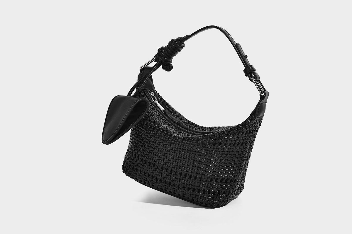 Kleine gewebte Hobo-Schultertasche mit sichelförmiger Silhouette, Reißverschluss oben, silberfarbenen Beschlägen und verstellbar, Detailansicht