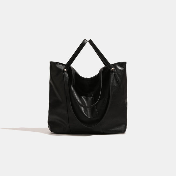 Große, weiche Schultertasche im Tote-Stil aus schwarzer Lederoptik mit zwei flachen Trägern und Nieten in Silberoptik, Detailansicht 2