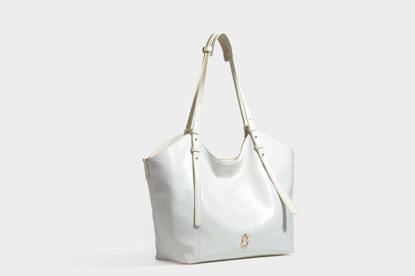 Große, glänzende Tote-Bag aus schwarzem Lederimitat mit geknitterter Optik, lässig fallender Trapezsilhouette, zwei Schulterriemen und goldfarbenen