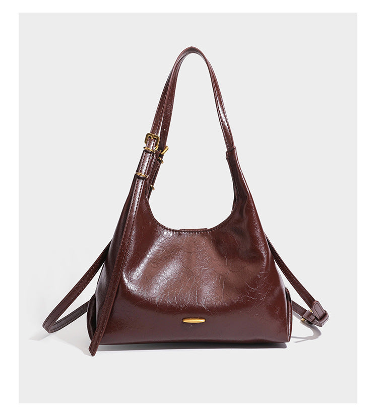 Lässige Hobo-Schultertasche mit offenem Oberteil in glänzender, geknautschter dunkelbrauner Lederoptik mit schmalem verstellbarem Riemen und goldfarbenem