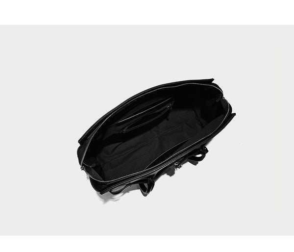 Strukturierte Tote-Bag in schwarzer Lederoptik mit Drehverschluss in Vorhängeschloss-Optik, dekorativen Riemendetails und abgerundeten Doppelhenkeln