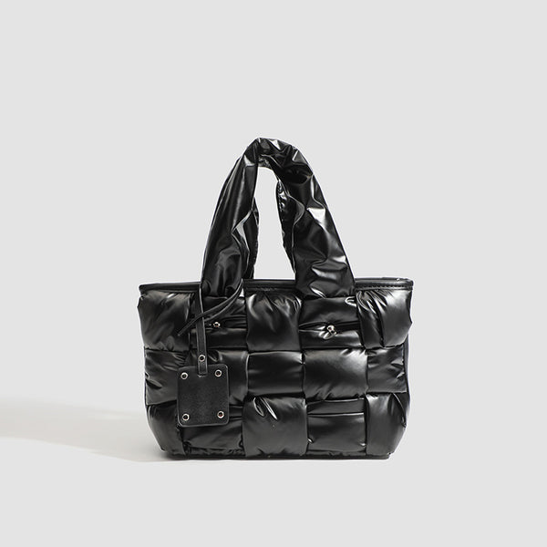 Schwarze, glänzende gewebte Puffer-Tote-Bag mit gepolsterten Henkeln und abnehmbarem Schulterriemen, Vorderansicht