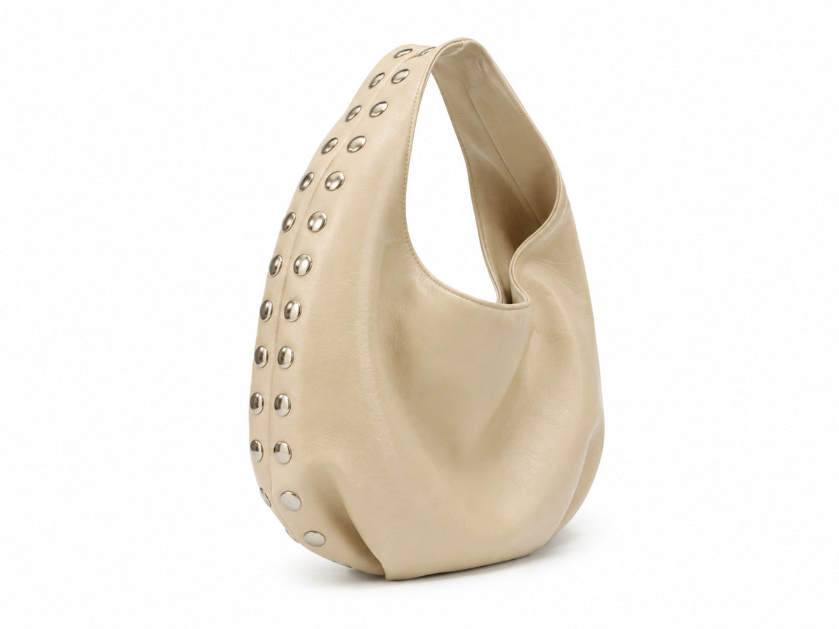Schwarze Hobo-Bag in Lederoptik mit silberfarbenen Kuppelnieten entlang der Seitenaht und einem breiten einzelnen Tragegriff oben, Detail