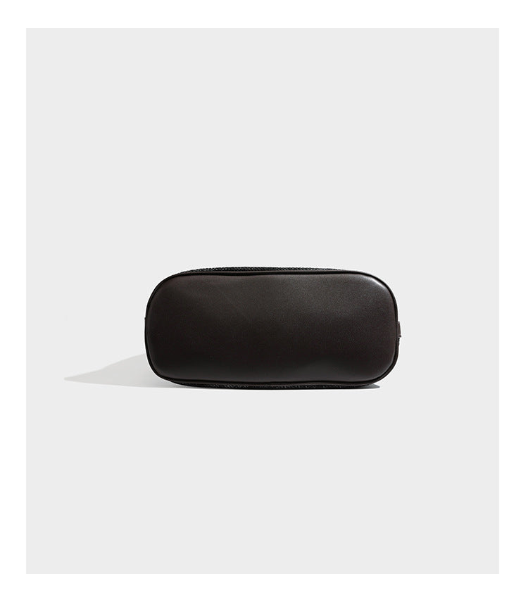 Schwarz-weiße karierte Hobo-Schultertasche mit dunkelbraunen Besätzen in Lederoptik, Kordelzugverschluss und langem, verstellbarem