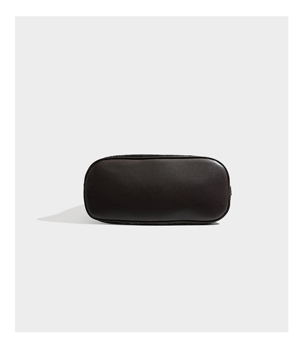 Schwarz-weiße karierte Hobo-Schultertasche mit dunkelbraunen Besätzen in Lederoptik, Kordelzugverschluss und langem, verstellbarem