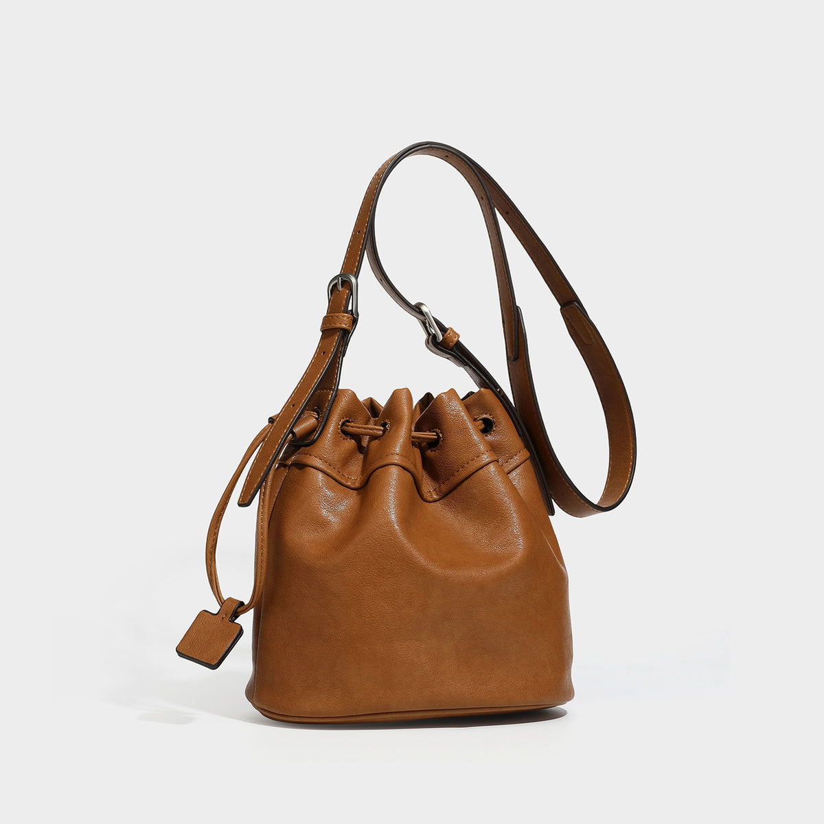 Kleine dunkelbraune Beuteltasche mit langem verstellbarem Crossbody-Riemen und silberfarbenen Beschlägen, Detailansicht 2