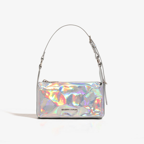 Kompakte rechteckige, holografisch schillernde silberfarbene Schultertasche mit Knitterstruktur, Reißverschluss oben und verstellbarem Schulterriemen