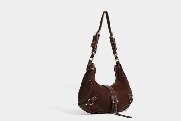 Halbmondförmige Schultertasche in camelbrauner Wildlederoptik mit weißen Kontrastnähten, goldfarbenen Beschlägen und