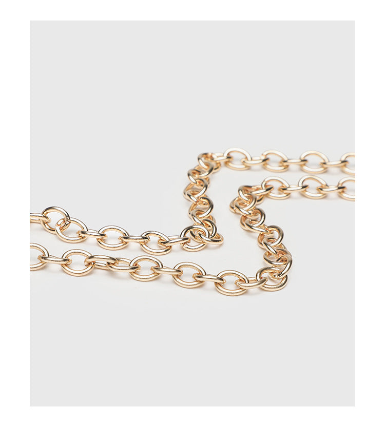 Strukturierte Clutch in Muschelform mit Perlmutt-Finish und goldfarbenem Kettenriemen, Detailansicht 16