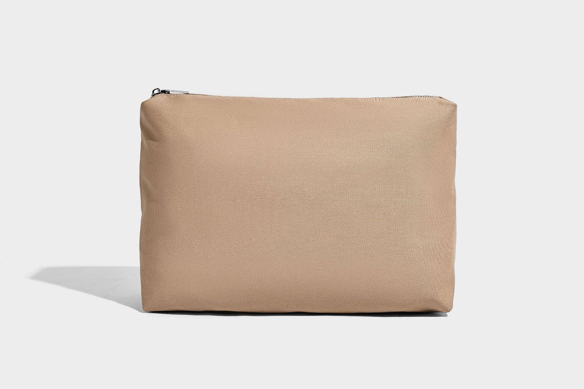 Große Tote-Bag aus grob geflochtenem Stroh in Beige und Creme mit dunkelbraunen Details in Lederoptik, langen Schulterriemen und einem mit Perlen verzierten