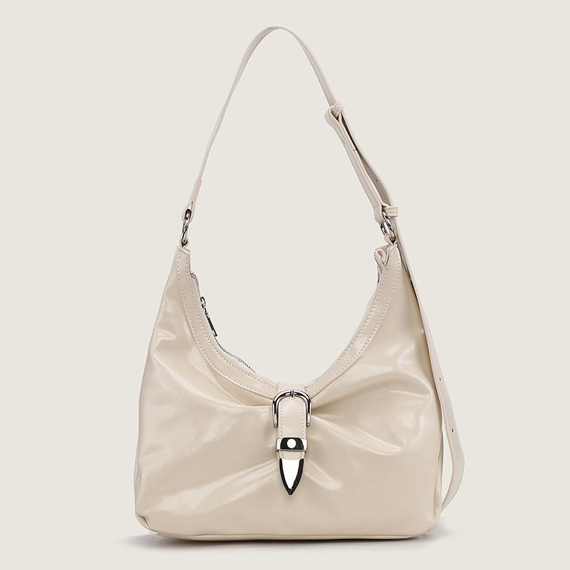 Glänzende Hobo-Schultertasche in Lederoptik mit silberfarbenem Schnallenverschluss und verstellbarem Riemen, Detailansicht 7