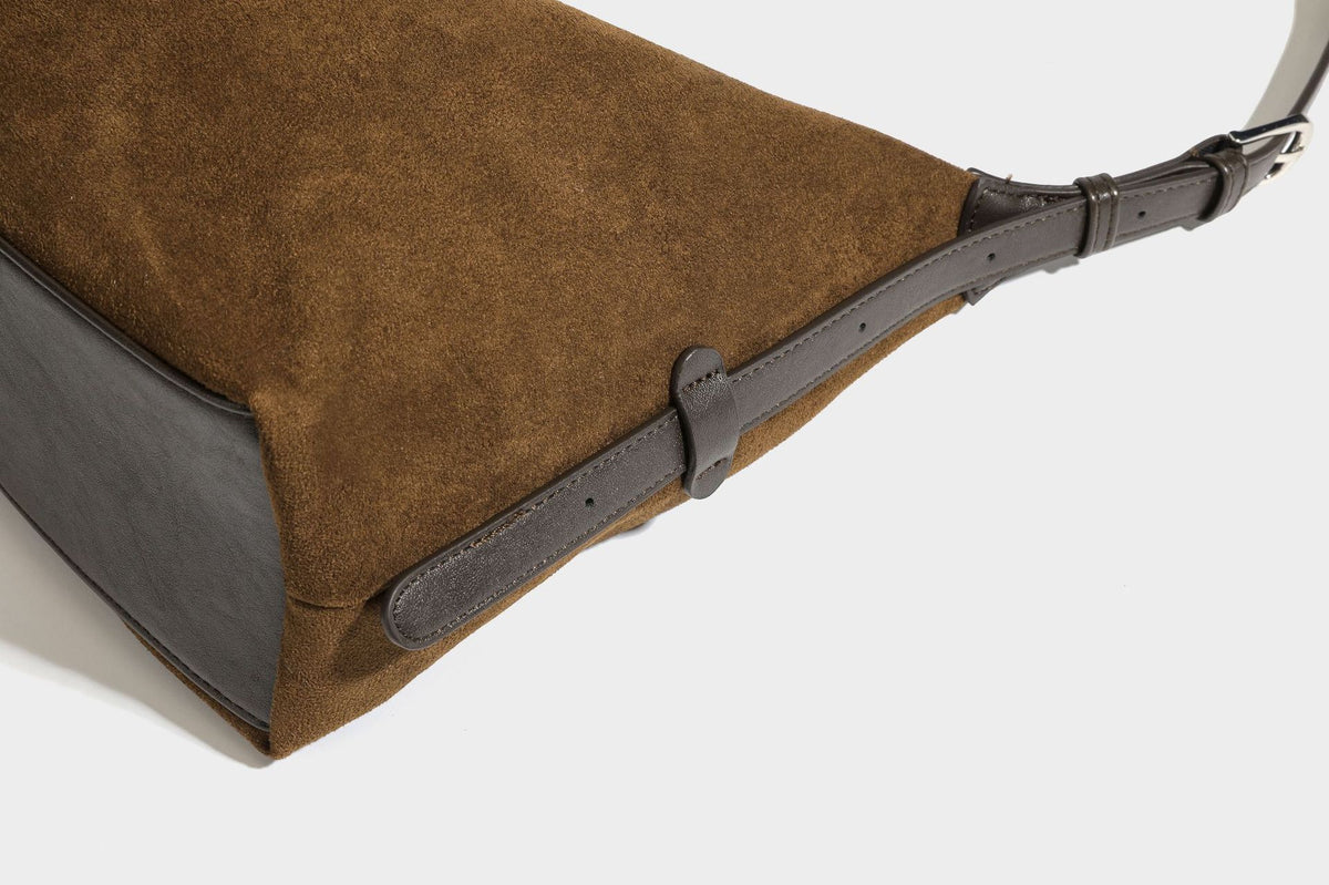 Lässige Hobo-Schultertasche mit matter brauner Wildlederoptik, dunklen glatten Besätzen, Reißverschluss oben und langem, verstellbarem