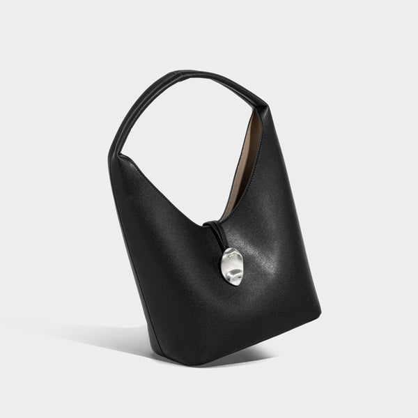 Glatte, matte Hobo-Schultertasche in Lederoptik mit gewölbtem oberen Griff und silberfarbenem ovalem Anhänger, Vorderansicht