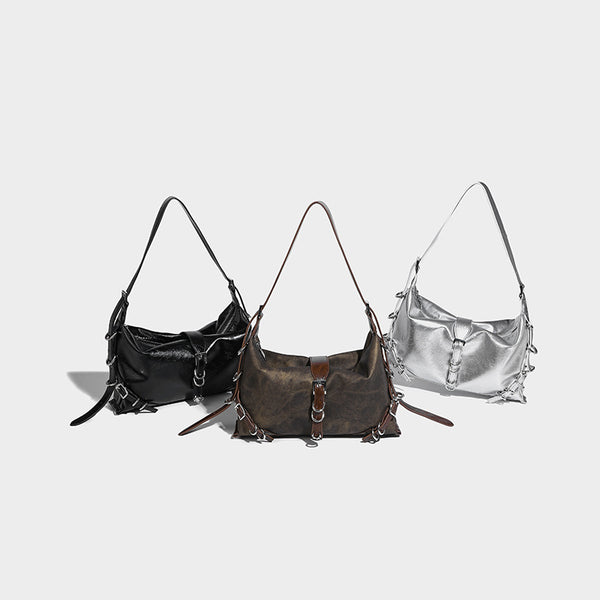 Lässig fallende Hobo-Schultertasche mit Used-Finish, silberfarbenen Ring- und Schnallendetails sowie verstellbarem Riemen, Detailansicht 2