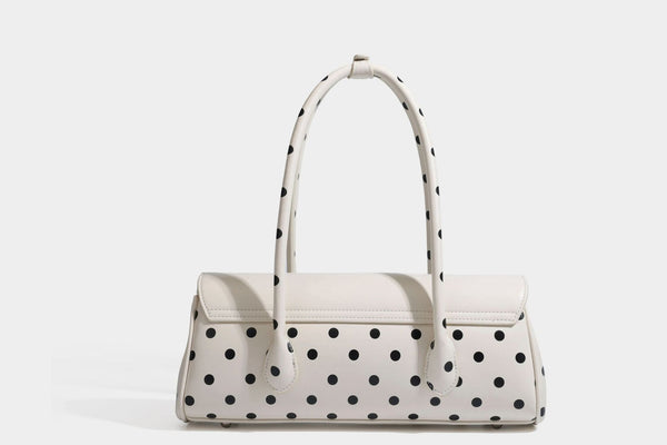 Strukturierte Baguette-Tasche mit Polka-Dot-Muster, glänzender Lederoptik, zwei Tragegriffen, silberfarbener Drehverschlussklappe und