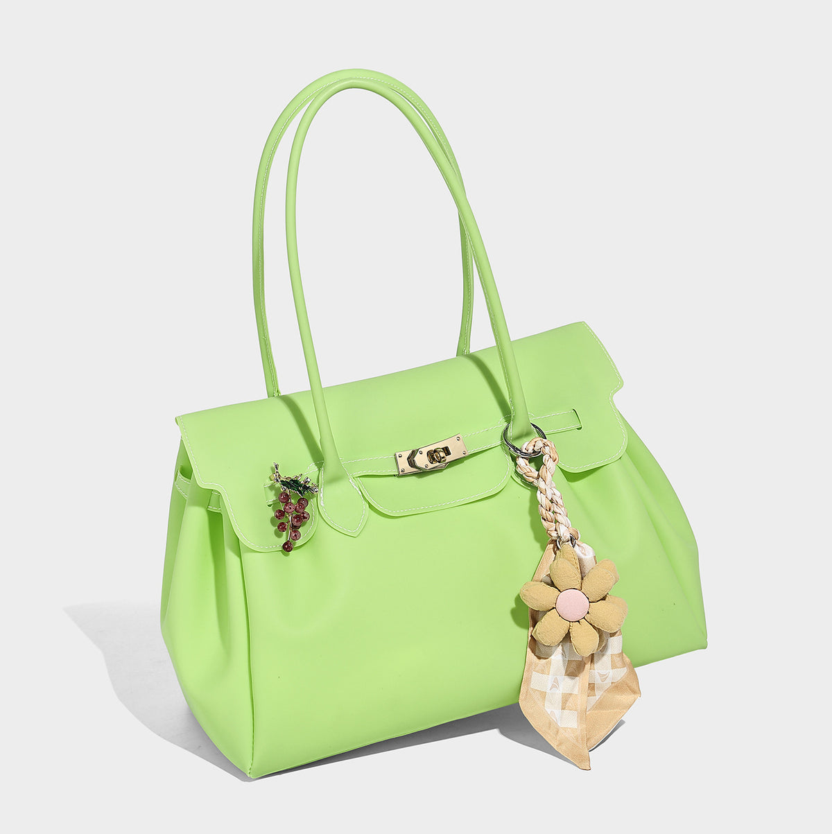 Strukturierte Tote-Bag aus mattem Jelly-Material mit goldfarbenem Klappverschluss mit Drehverschluss, zwei Schulterhenkeln, seitlichen Zwickeln und dekorativer