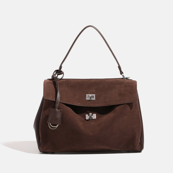 Strukturierte Satchel-Bag in Wildlederoptik mit Überschlag, dunkelbrauner Farbe, Drehverschluss und geknotetem Tragegriff, Detailansicht 9