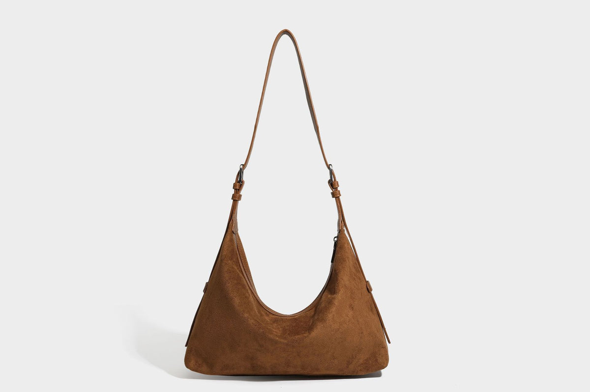 Lässige Hobo-Schultertasche mit matter brauner Wildlederoptik, dunklen glatten Besätzen, Reißverschluss oben und langem, verstellbarem