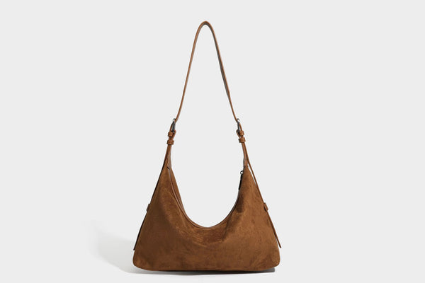 Lässige Hobo-Schultertasche mit matter brauner Wildlederoptik, dunklen glatten Besätzen, Reißverschluss oben und langem, verstellbarem