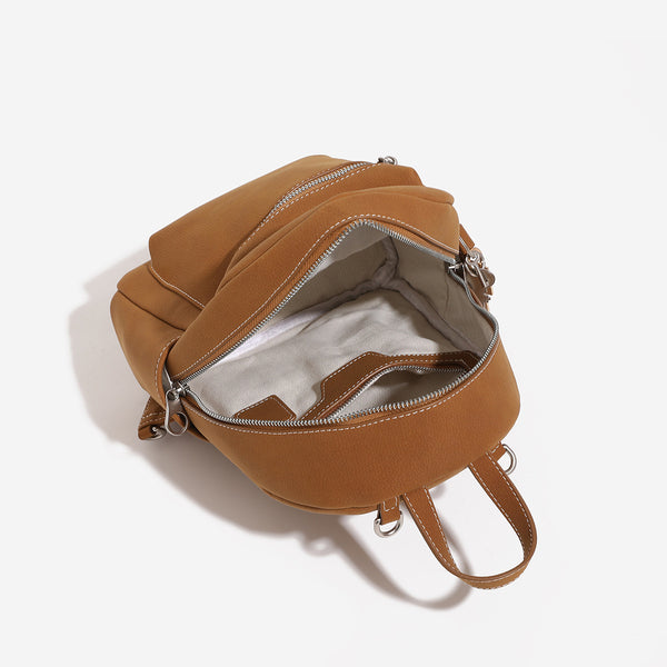 Mini-Handtasche im Rucksackstil mit abgerundeter Form und genarbter Oberfläche, silberfarbenen Beschlägen, vorderer Reißverschlusstasche und wandelbaren Schulterriemen