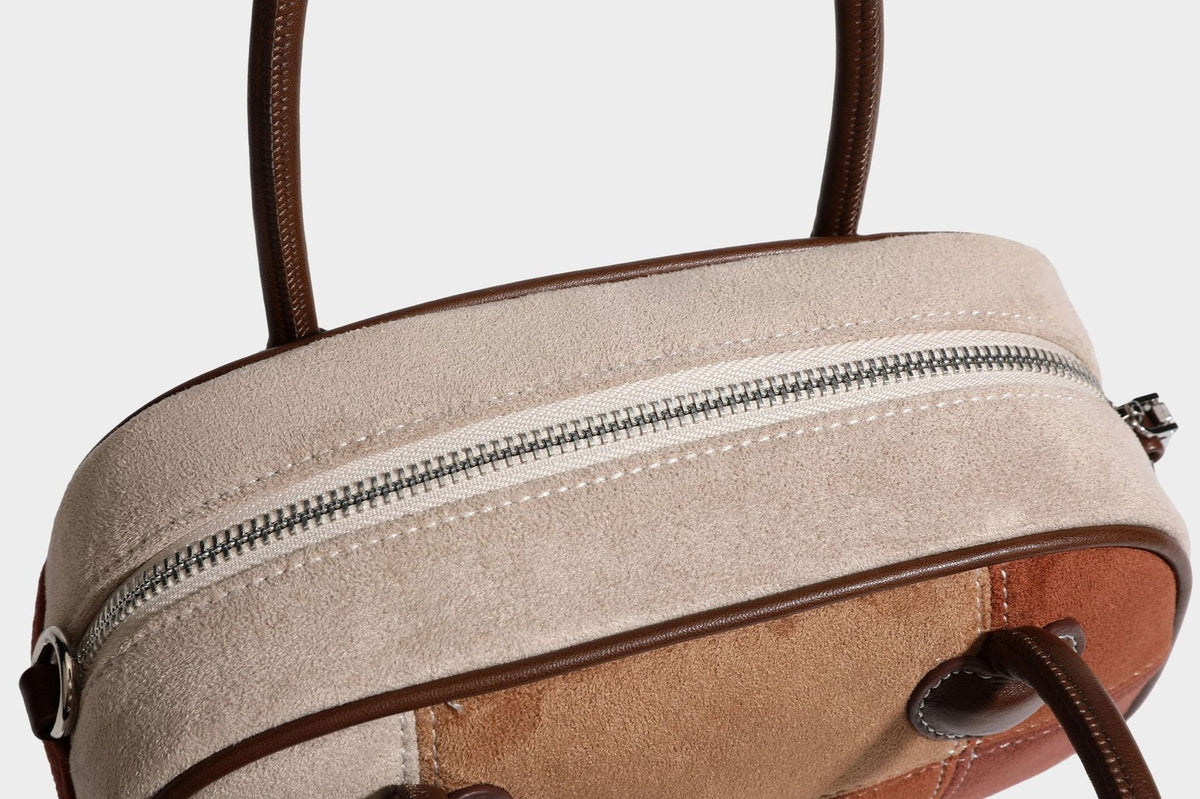 Kleine, strukturierte Henkeltasche aus Patchwork in Farbblöcken aus Beige, Camel, Braun und Rost mit dunkelbrauner Einfassung, herzförmigem